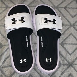 Men’s size 8 slides